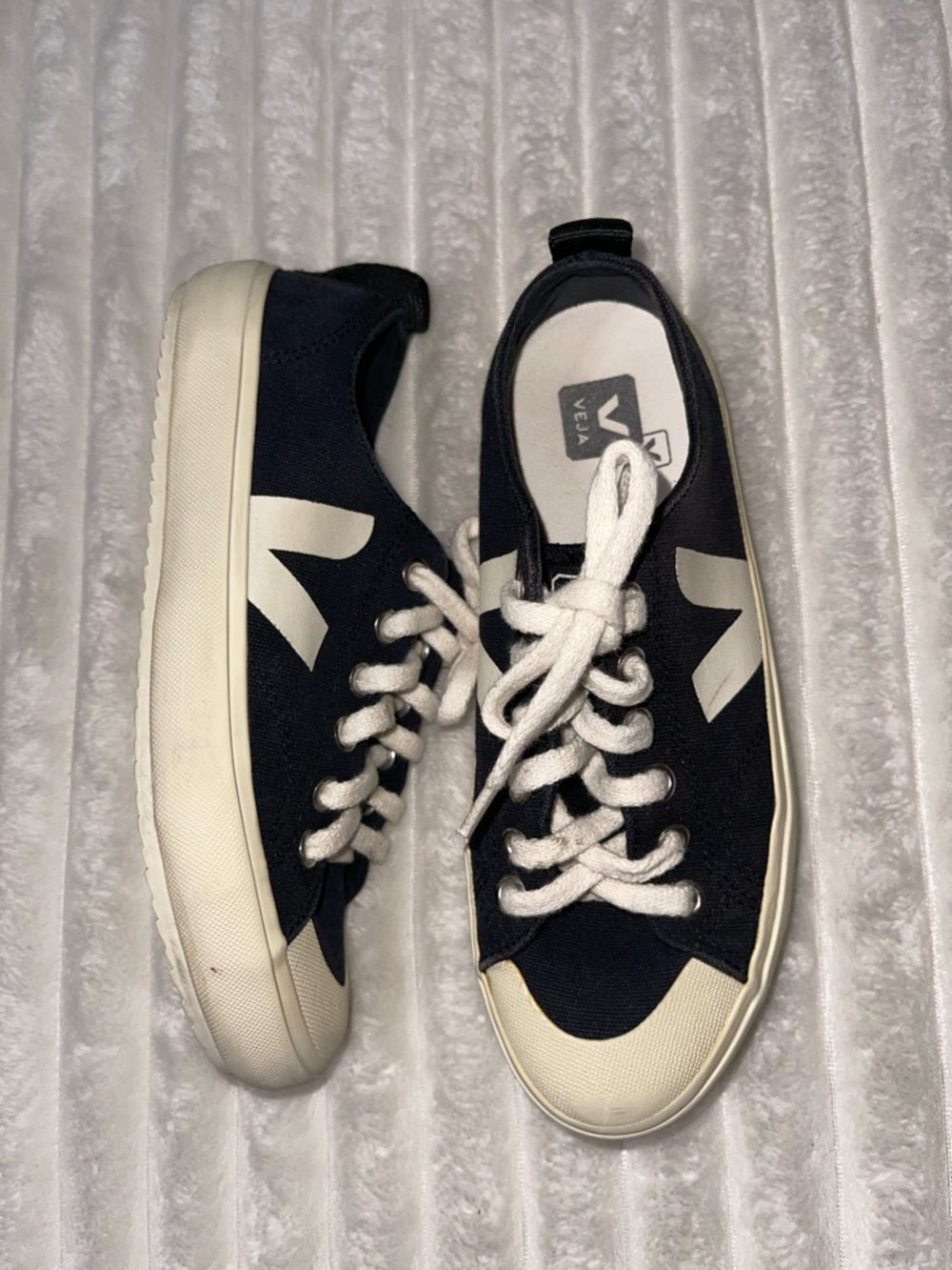 VEJA Nova Canvas Sneakers | Size 5